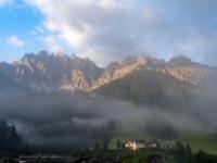 Um 6:18Uhr kämpft die Sonne gegen die Wolkenschicht an